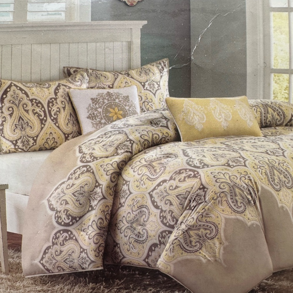 Elegant Madison Park Paisley Bedding Set in Yellow and Gray - Picture 5 of 5